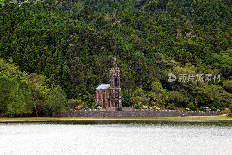 弗纳斯山谷(亚速尔群岛)，火山口湖和教堂“Nossa Senhora das Vitorias”